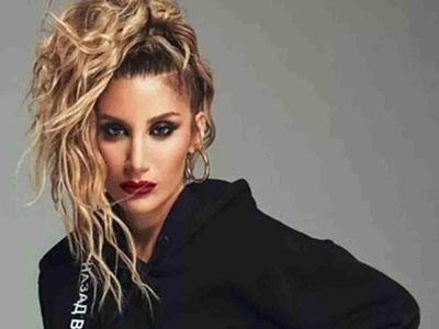 İrem Derici'den olay yaratan pozlar geldi! Mini şortu ve bikinisiyle objektiflerin karşısına geçen Derici görenleri mest etti!