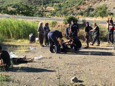 İşçileri taşıyan otobüs şarampole yuvarlandı ortalık savaş alanına döndü