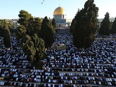 İşgalci İsrail’e rağmen Mescid-i Aksa’da teravih namazı kılındı: 70 bin kişi bir araya geldi!