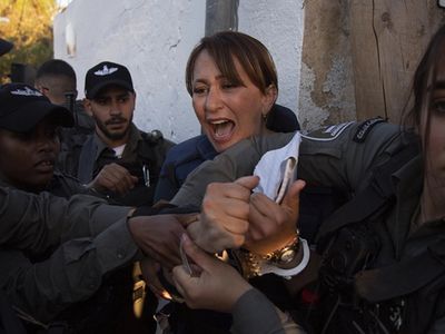 İşgalci İsrail'in masumları öldürdüğü yetmedi: Gazetecileri de alıkoydu