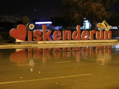 İskenderun depremi denizi de salladı: Sahil yolu tamamen su altında