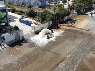 İSKİ'ye Ait Olan Ana Su Borusu Patladı: Fabrikayı Su Bastı!