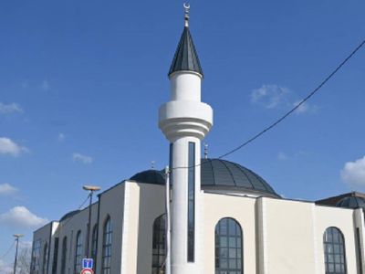 İslam düşmanlığı bu kez Fransa’da görüldü: Cami duvarlarına tahrik eden yazılar yazıldı