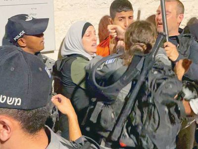 İsrail Askerleri Arefe Günü de Aksa’yı Bastılar: Onlarca İsrail Askeri Bir Kadına Saldırdı