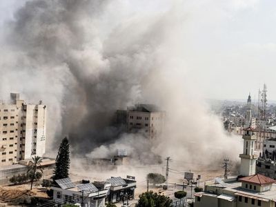 İsrail çocuk yaşlı dinlemiyor: Yaşlı bakım merkezini vurdu! Ölü ve yaralılar var...