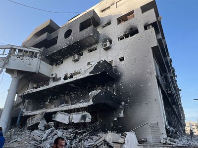 İsrail, Filistin’deki Şifa Hastanesi’ni enkaza çevirdi!