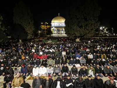 İsrail, Filistin’e engel olamadı: Mescid-i Aksa’da 35 bin kişi saf tuttu!