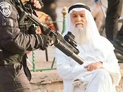 İsrail güçlerine karşı bacak bacak üstüne atarak oturan Filistinli adam o anın hikayesini anlattı!