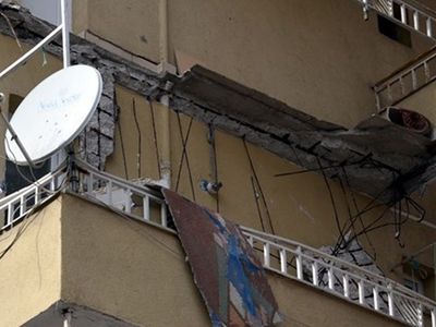 İstanbul Avcılar'da Bir Binanın Balkonu Çöktü! Vatandaşlar Panik Halinde
