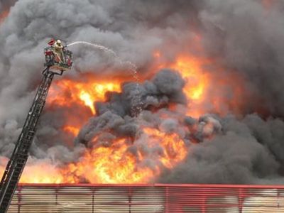 İstanbul Avcılar'da İş Yerinin Çatısında Korkutan Yangın Meydana Geldi