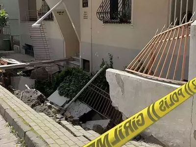 İstanbul Avcılar’da korku dolu anlar: Kaldırım çöktü, çevredeki bina boşaltıldı