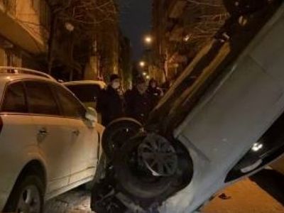 İstanbul Bahçelievler'de Akılalmaz Kaza! Park Halinde Olan Araçlara Çarpıp Dik Bir Şekilde Havada Asılı Kaldı