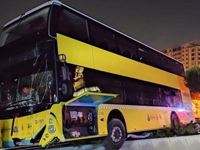 İstanbul'da Bir Otobüs Kazası Daha! Başakşehir'de İETT Otobüs Şoförü Bariyerlere Çarptı