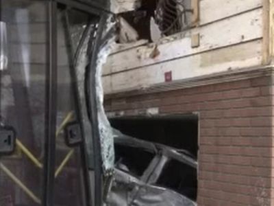 İstanbul Beykoz'da korkutan zincirleme kazası: Otobüsün çarptığı araç evin duvarını kırarak içeri girdi