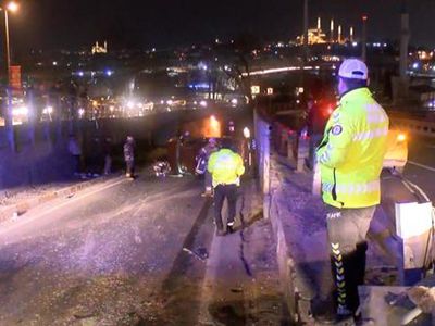 İstanbul Beyoğlu'nda korkutan kaza: Tabelaya çarpıp takla attı!