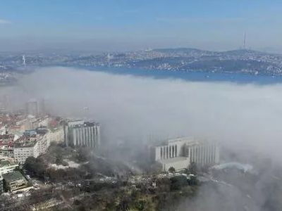 İstanbul Boğazı’nda aniden bastıran sis transit gemi trafiğini durdurdu