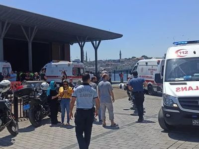 İstanbul Boğazı'nda can pazarı! Şehir hatları vapuru, iskeleye çarptı: Çok sayıda yaralı var
