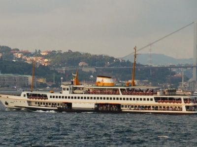 İstanbul Boğazı'nda heyecanlı anlar: Gemi trafiği yat yarışları için durdu!