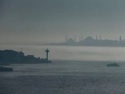 İstanbul Boğazı’nda sis hareketliliği: Çift yönlü gemi trafiği askıya alındı