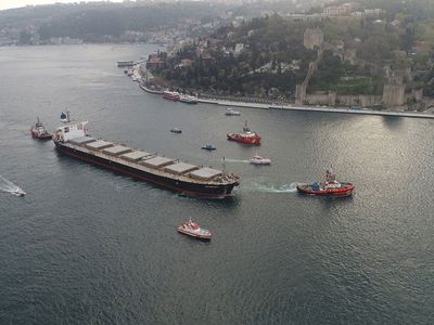 İstanbul Boğazı'nda tehlike alarmı: Gemi trafiği çift yönlü durduruldu!