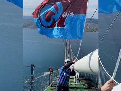 İstanbul boğazındaki gelenek devam ettiriliyor: Trabzonspor bayrağı 1915 Çanakkale Köprüsü'nde!