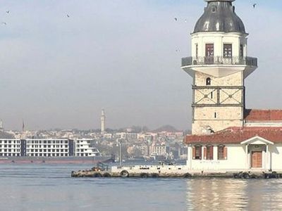 İstanbul Boğazı'ndan ‘Bina’ Görünümlü Gemi Geçti