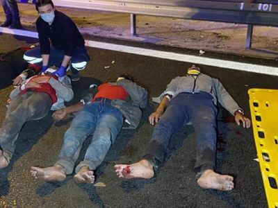 İstanbul Büyükçekmece TEM Otoyolu'nda Kaza! İçinde Yolcu Olan Taksi Yakıt Tankerine Çarptı