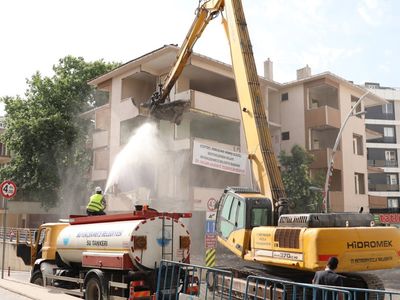 İstanbul Büyükçekmece'de Deprem Riski Taşıyan 5 Bina Yıkıldı