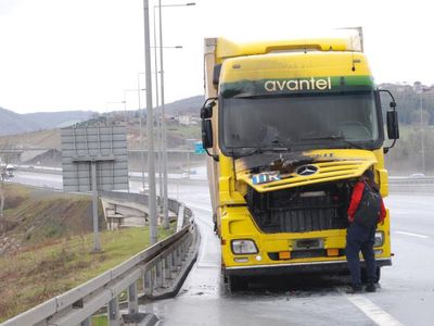 İstanbul Çekmeköy'de seyir halinde olan tırda yangın çıktı!