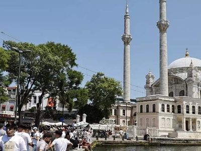 İstanbul doldu taştı: Tarihi mekanlarda bayram kalabalığı