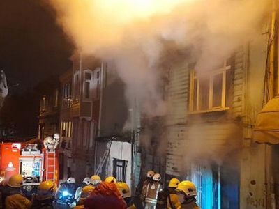 İstanbul Fatih'te İki Katlı Ahşap Ev Yandı