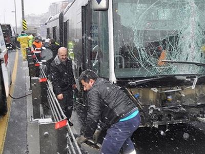 İstanbul Haramidere Durağında Metrobüs Kazası!