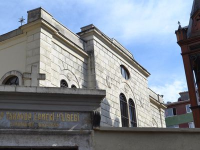 İstanbul Kadıköy'de Bulunan Kilise Duvarı Üzerinde Tepki Çeken Görüntüler!