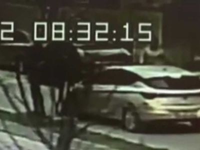 İstanbul Kağıthane'de trafikte korku dolu anlar: Kadın ve çocuğunun olduğu araca tekme ve yumruklarla daldı