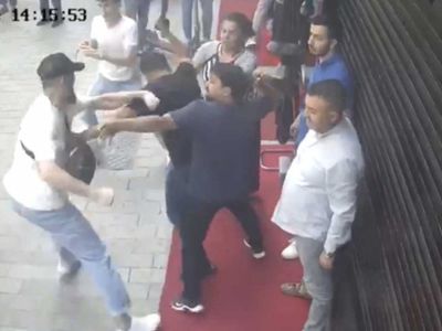 İstanbul Laleli'de esnaflar arasında dehşet kavga: O anlar kameralara yansıdı!