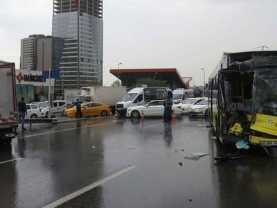 İstanbul Maltepe'de İETT Otobüsü ile Kamyonet Çarpıştı