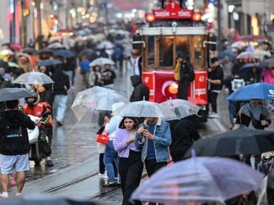 İstanbul sele teslim oldu: Cadde ve sokaklar sudan görünmedi