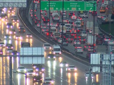 İstanbul'da Kar Trafik Yoğunluğuna Neden Oldu