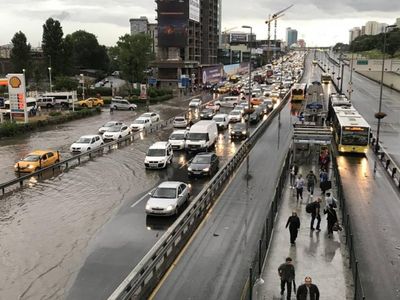 İstanbul trafiğine sağanak yağış etkisi: Yoğunluk yüzde 80’in üzerine çıktı