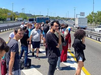 İstanbul yine bildiğimiz gibi! Metrobüs arıza yaptı, yolcular yolda mahsur kaldı