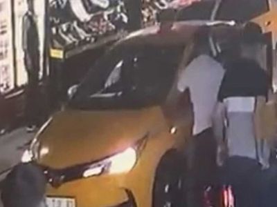 İstanbul Zeytinburnu'nda taksici ile motosikletli sürücü arasında kavga! Çarptı diye ezmeye kalktı: O anlara kameralara yansıdı
