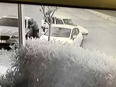 İstanbul'da araçların hayalet göstergelerini çalan hırsızlar, kendilerini fark eden otobüs şoförünü tehdit etti: O anlar kameralara yansıdı