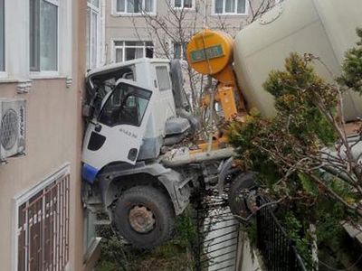 İstanbul’da Beton Mikseri 6 Katlı Binaya Çarptı