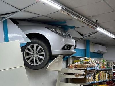 İstanbul'da Bir Otomobil Sürücüsü Fren Yerine Gaza Bastı: Marketin İçine Girdi!