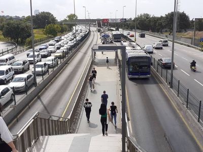 İstanbul’da büyük panik: Arızalanan metrobüsten dumanlar çıktı! Yolcular hemen tahliye edildi