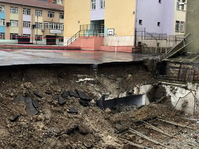 İstanbul'da Çocuklar Faciadan Döndü: İlkokul'un Bahçe Duvarı Çöktü!