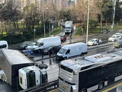 İstanbul’da E-5 Karayolu'nda meydana gelen korkunç kaza: Kamyon devrildi, trafiği felç etti!