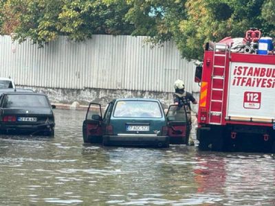 İstanbul’da Eylül ayı yağışlı başladı: Sokaklar ve caddeler göle döndü
