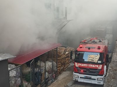 İstanbul’da fabrika alev alev yandı: Ekipler müdahale ediyor