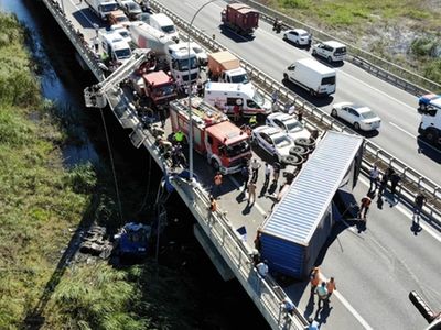 İstanbul'da feci kaza! Büyükçekmece'de tır ikiye bölündü, trafik felç oldu!